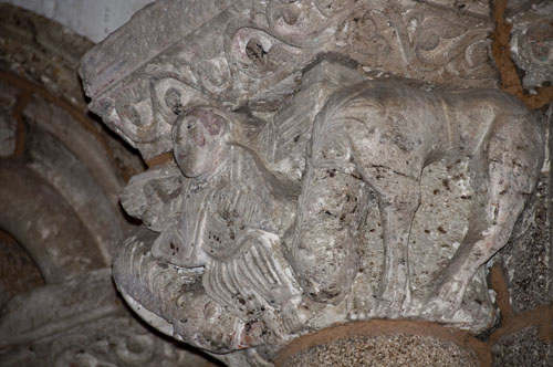 Capitel del lado sur del arco de entrada al ábside de la iglesia de Ferreira do Pantón